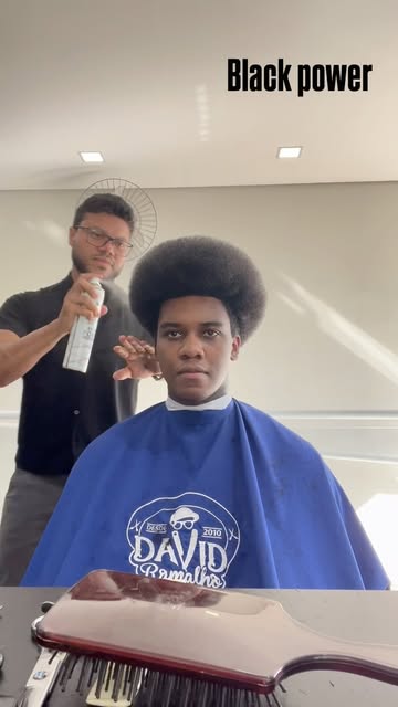 Cuidado e modelagem de cabelo Black Power